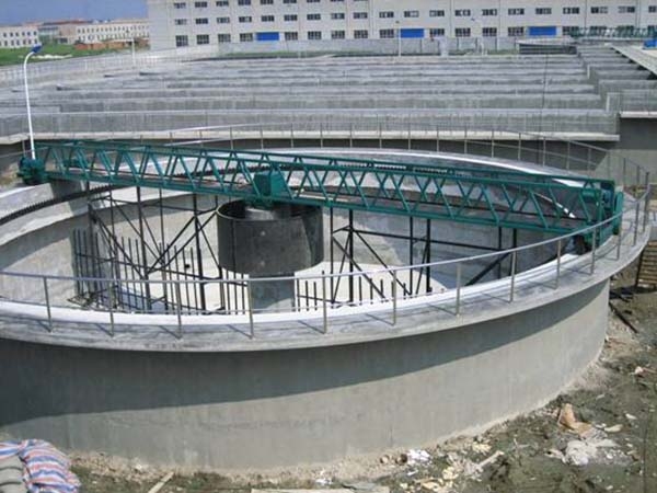 中 心传动刮泥机